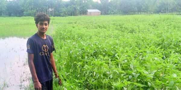 কৃষিকাজ করে সংসার চালায় শিশু সিয়াম